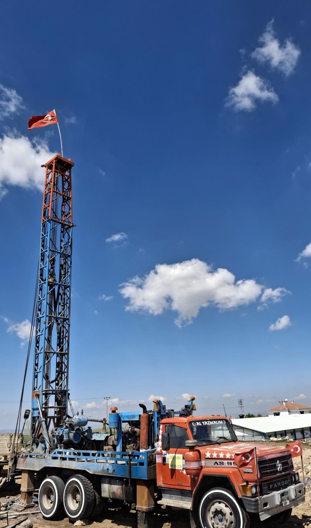 Kamyon üzerine kurulu sondaj kulesi, mavi gökyüzü